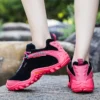 أحذية شتاء للرجال ونساء من جلد البقر، مقاومة للماء، مثالية للمشي، الرحلات، تسلق الجبال، والصيد.