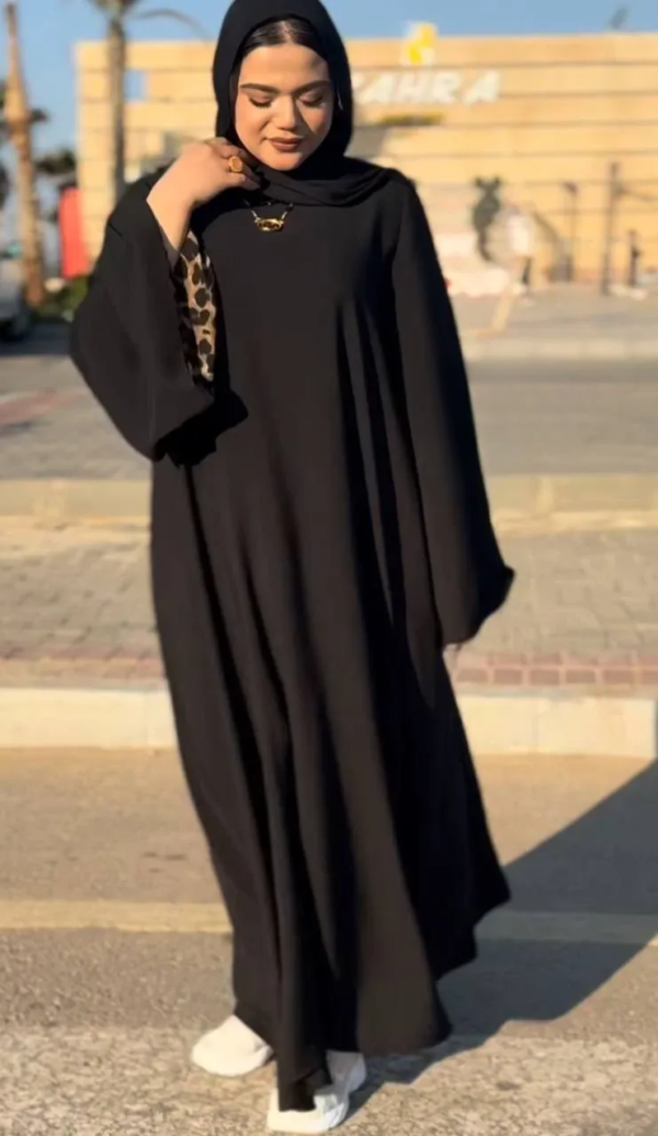 عبايه وملحفه تحفه ماتريال كريب اسوره تيجر معاها حزام فري سايز تلبس لغاية ١٢٠ كيلو عرض ٧٢